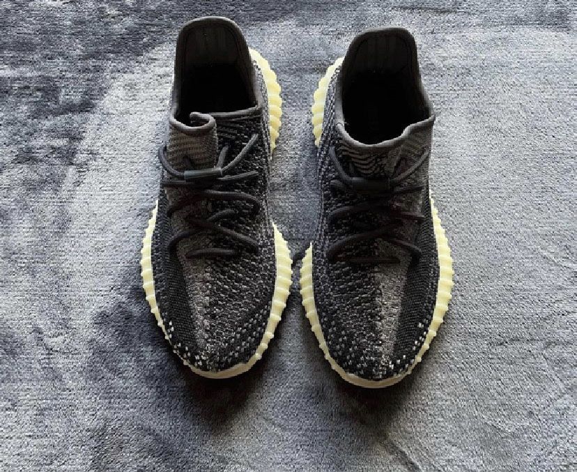 Yeezy Boost 350V2 Carbon