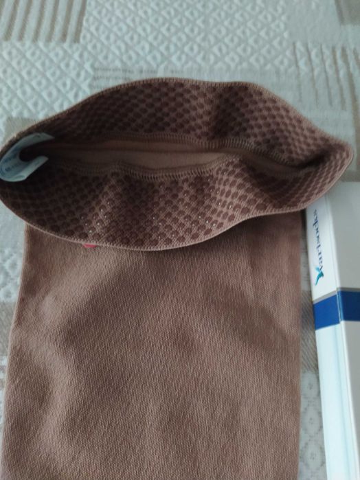 Компресиращ дълъг чорап при разширени вени