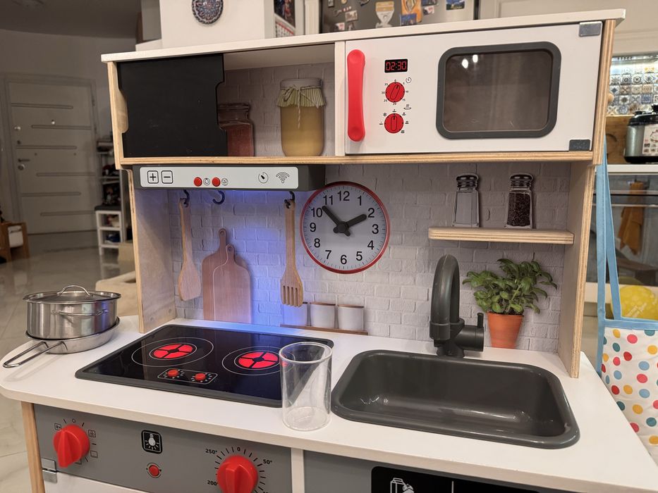 Дървена кухня със звук и светлини