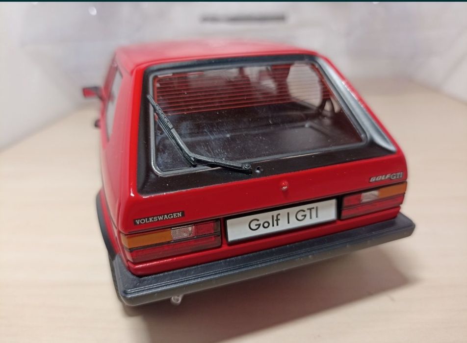 Volkswagen 
Scara 1:18
Welly 

Fotografiile fac parte din descriere...