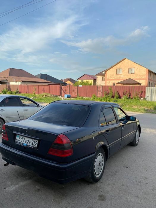 Продам машину мерседес 180