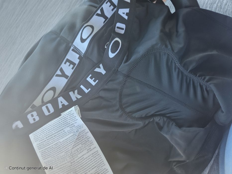 Pantaloni si scapi Oakley