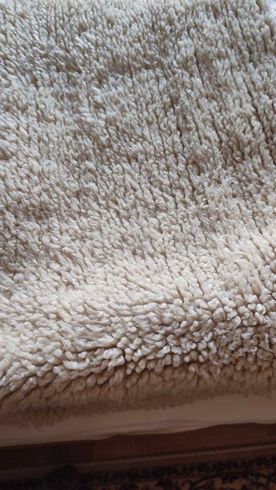 Бели, красиви китеници от чиста вълна