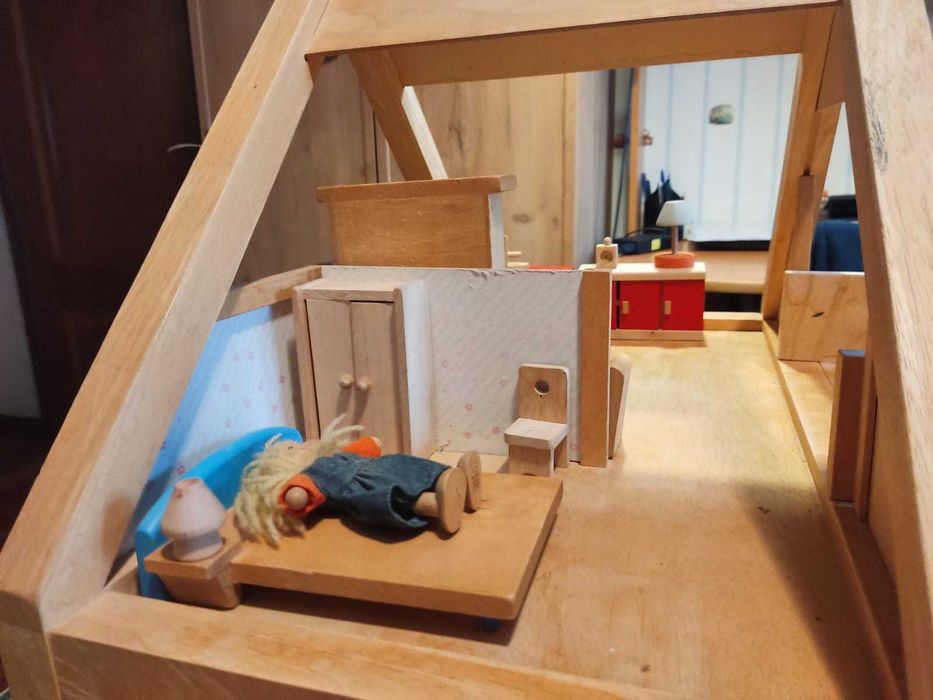 деревянный кукольный домик