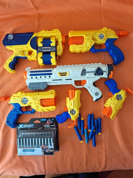 Colecție de arme de jucărie cu proiectile și accesorii marca X-Shot