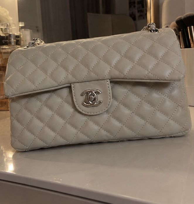 Елегантна дамска чанта тип Chanel – екрю/бежова