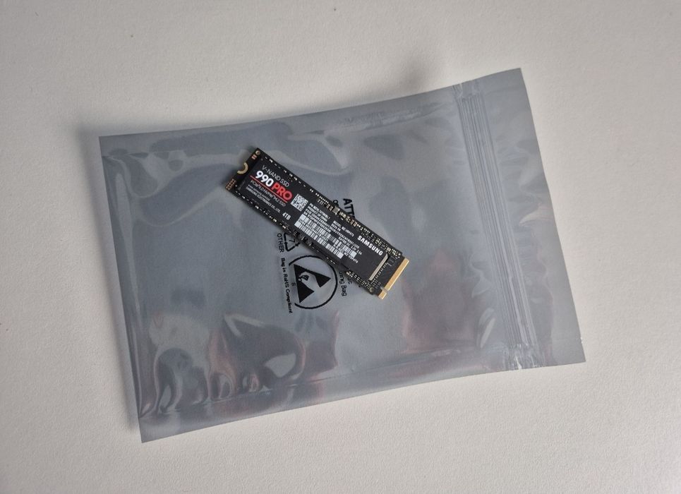 Vând ssd Samsung de 4tb aproape nou