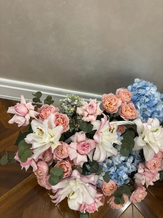 Букет цветов на корзине