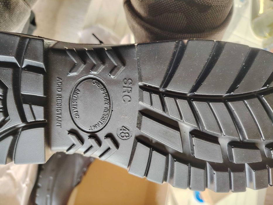 Продавам два чифта работни обувки