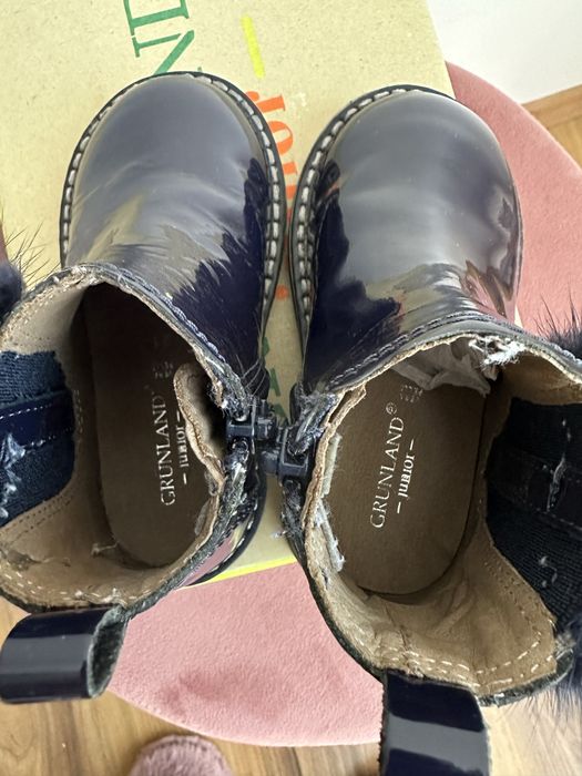 Ghete fetite din piele lacuita