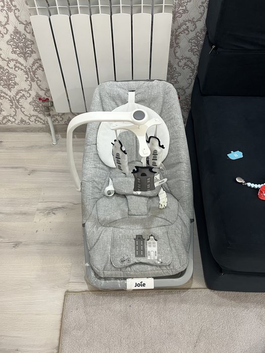 Продам детский шезлог Joie