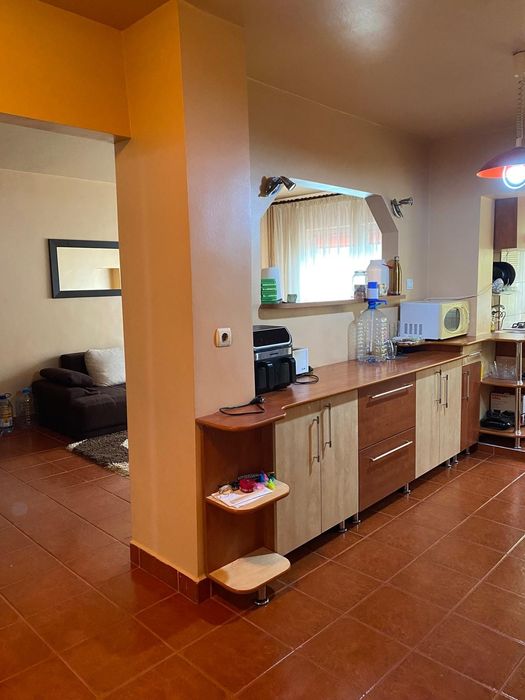 Inchiriez apartament cu 3 camere