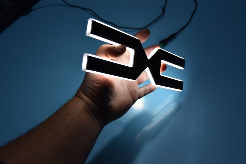 Sigla luminoasa Dacia