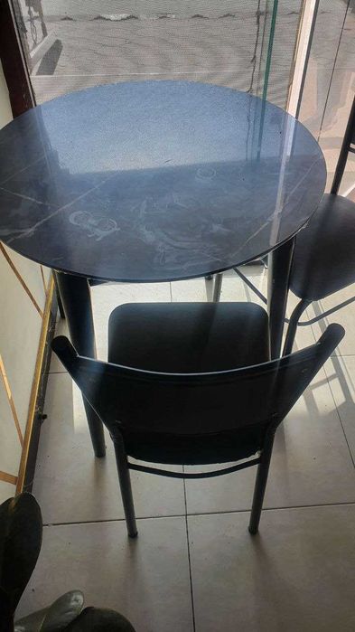 продаётся стол и стулья .  для кафе гостиной . качественный