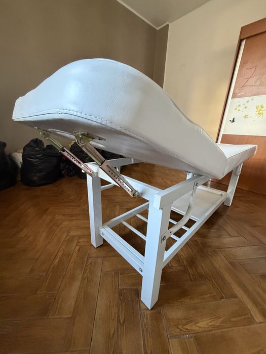 Pat pentru masaj-cosmetica, cu cadru metalic si spatiu de depozitare.