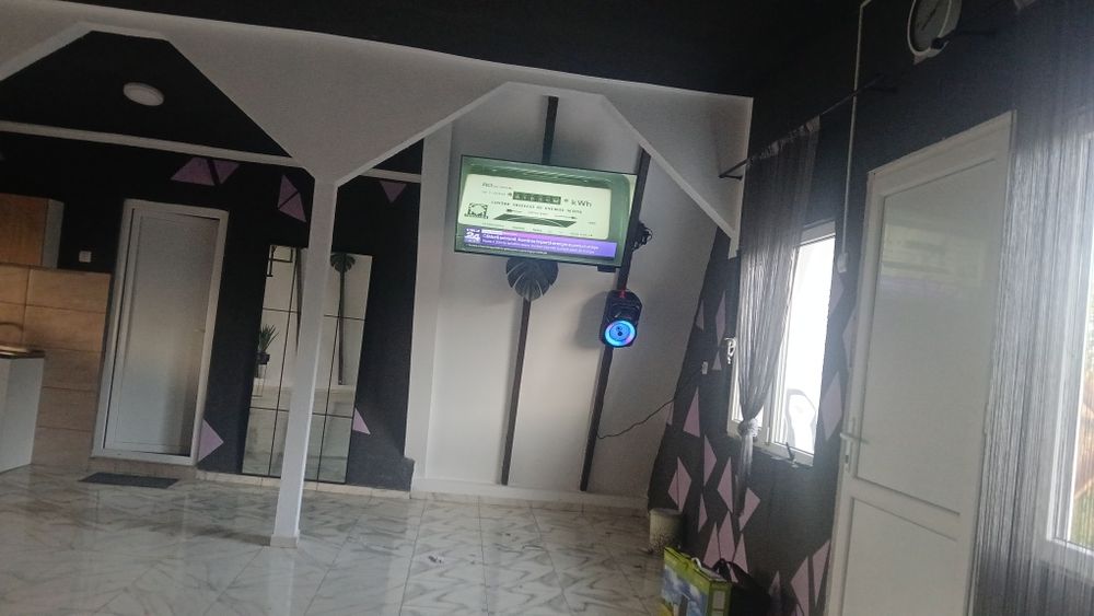 Vind casă de vacanță tip A situată într-o zonă superbă în zona vălenii de munte  accept variante mai mult detalii sunați la telefon