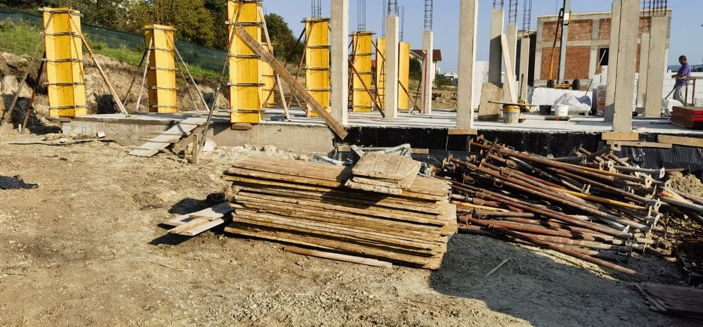 Construcții la rosu