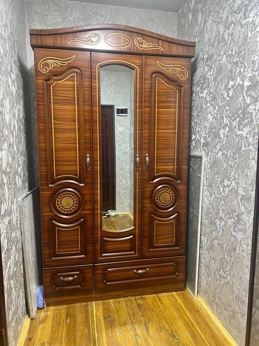 Шкаф с зеркалом — 3-дверный, вместительный.