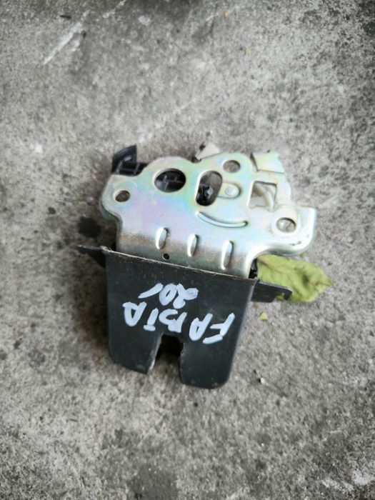 Брава за заден капак за Skoda Fabia III