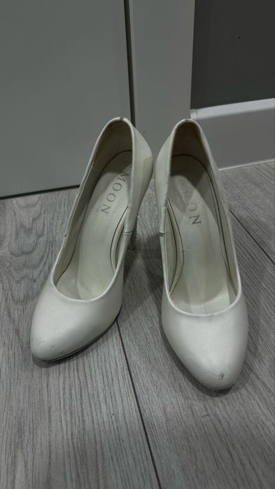 Отдам туфли белые