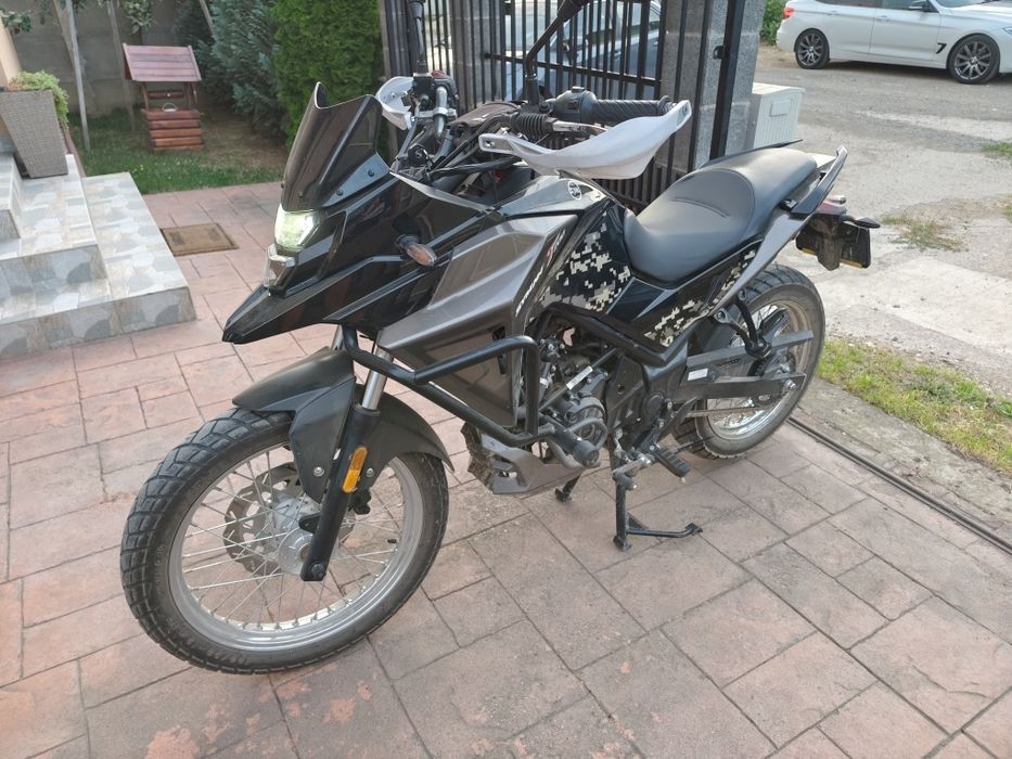 Vând Sym NHT 200