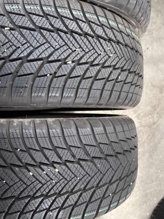Vand 4 anvelope 235/55/18 bridgestone de iarnă ca noi
