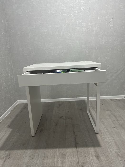 Стол для макияжа,есть стульчик