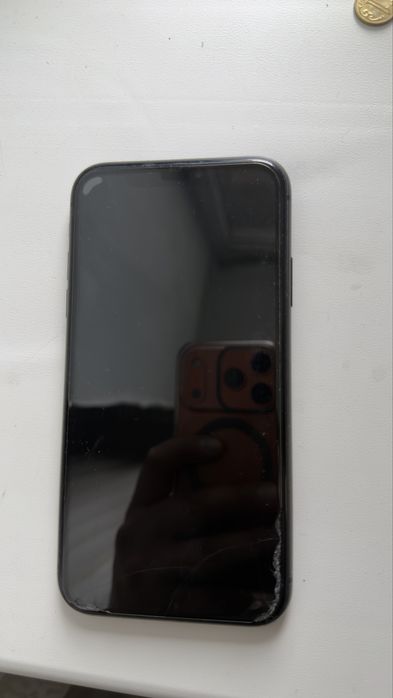Продам 2 телефона Айфон 11 и виво