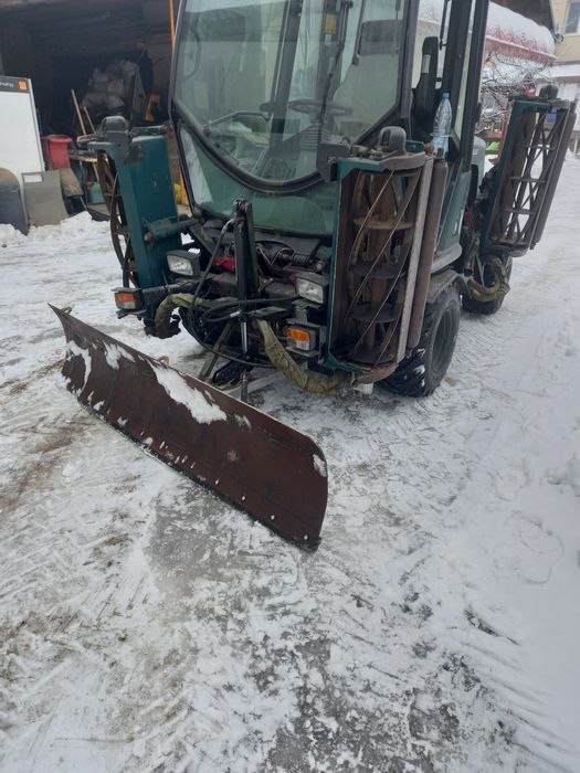 Tractoras tuns iarba gazon