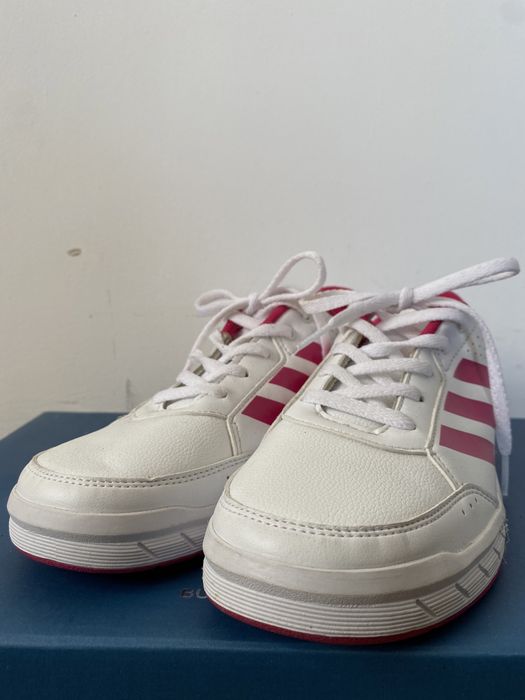Papuci adidas , noi