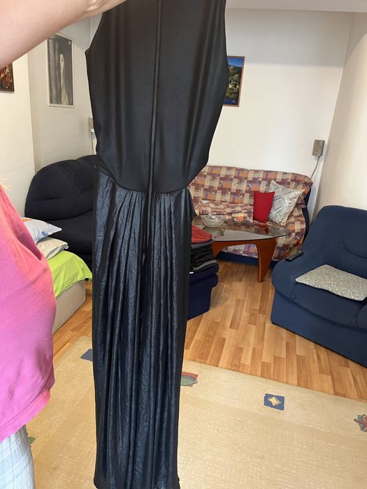 Дълга рокля с отвор от дясно