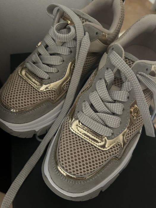 Vand adidasi Guess, in stare perfecta, marimea 35