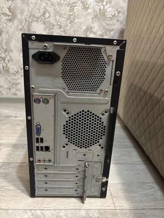 Продаю системный блок eMachines Personal Computer ET1852.