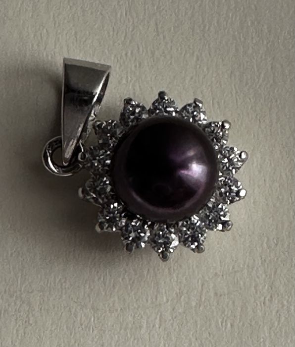 Set format din cercei si pandant din aur alb de 18 k si perle naturale