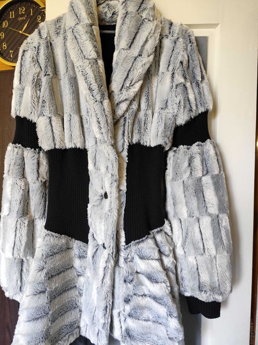 Дамско бяло модерно асиметрично палто от еко кожа