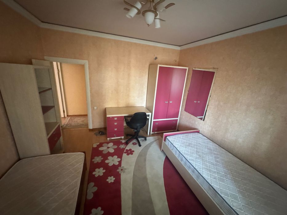 Своя квартира (4/4/12) в банковском доме напротив Гламур на Нукусской