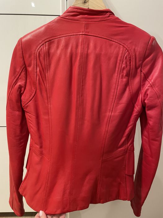 Geaca de piele rosie