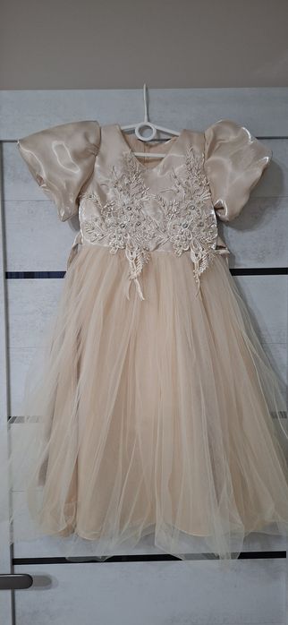 Продам  нарядное платье для девочки