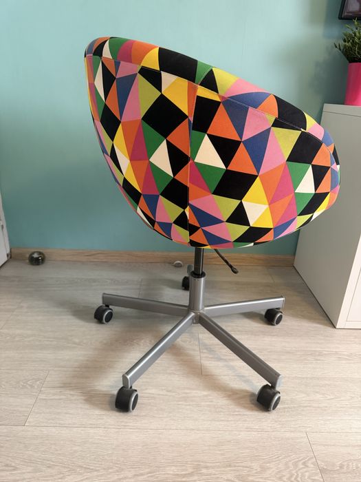 Шарен въртящ се стол