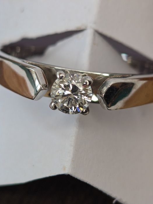 Пръстен от 14к бяло злато 52 мм, цен. диамант 0.20 ct.