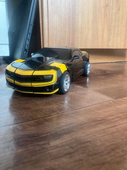 машина трансформер Бамблби