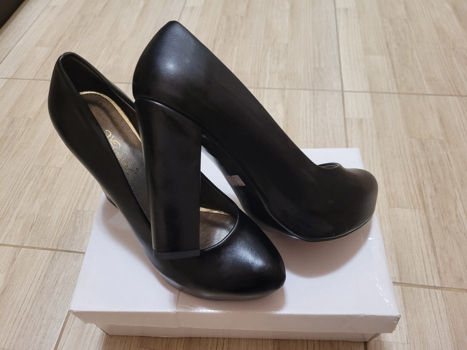 Дамски обувки на висок ток Мегияс