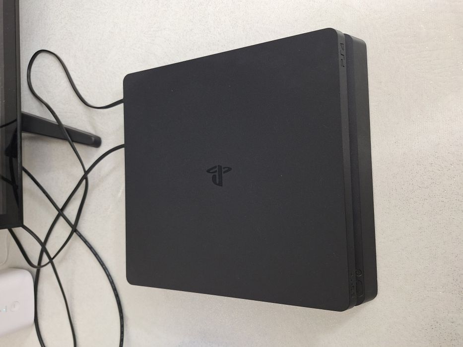 Продам ps4 в отличном состоянии