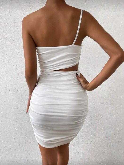 Нова бяла рокля с една презрамка / размер С