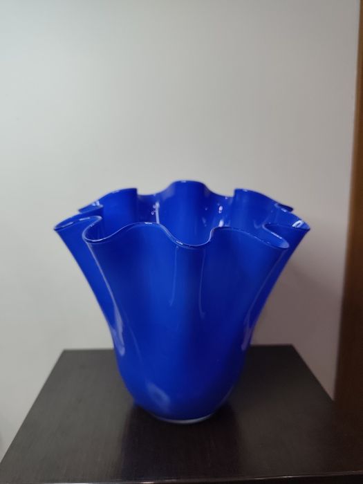 Декоративна стъклена ваза – синя, арт дизайн