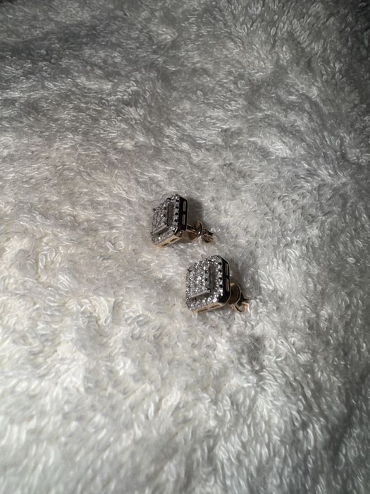 Продам серьги с бриллиантами.