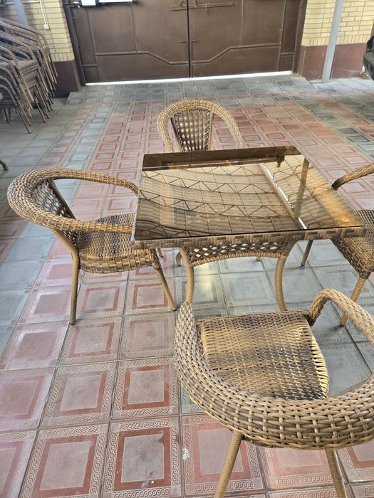 Ротанговый садовый стол и стулья