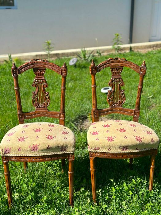 Set salon vintage Louis XVI – măsuță cu blat din onix și 2 scaune din lemn masiv