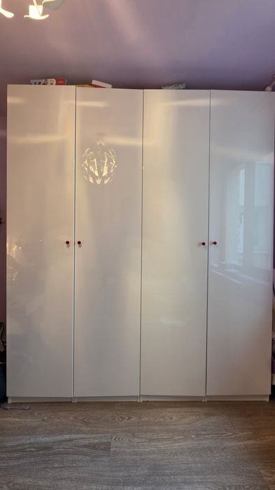 Vand dulap Ikea usa alba lucioasa
