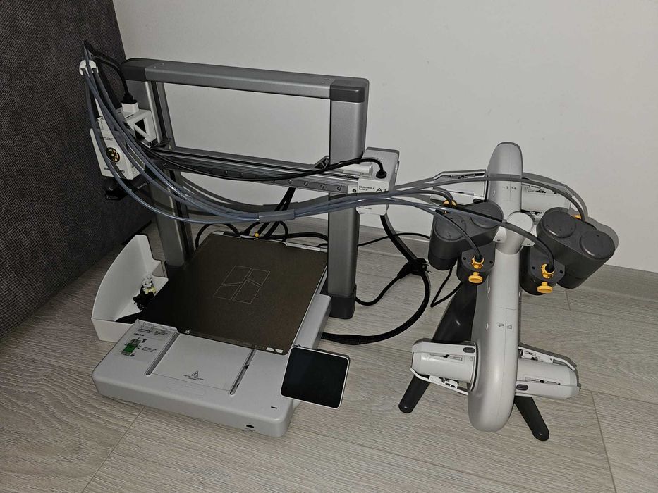 Vând Bambu Lab A1 – Stare impecabilă – Plug & Play cu AMS Lite